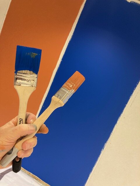 Fargerike pensler i blått og oransje