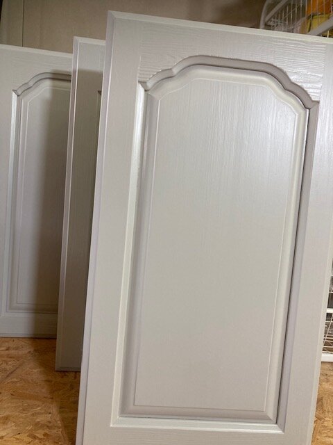 Nymalte kjøkkenfronter i hvitt