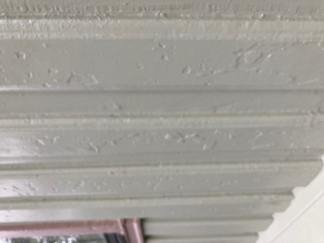 Nærbilde av malefeil på kledning