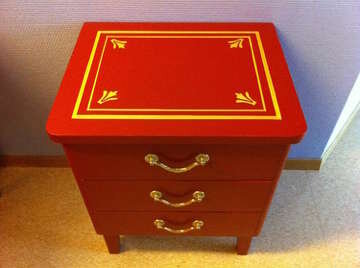 Nyoppusset nattbord malt i rødt med gulldekor