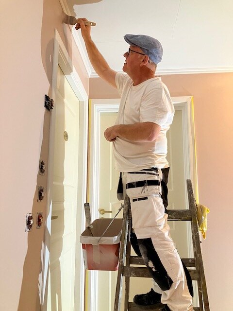 Per maler listverk innendørs fra stige