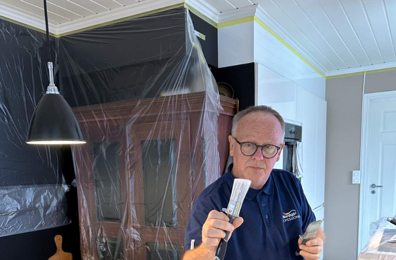 Per Myhre maler paneltak