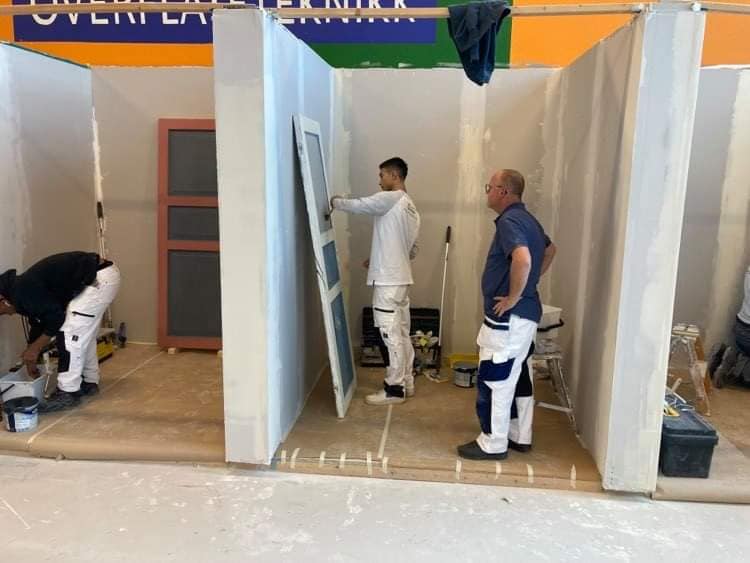 Per veileder elever ved malerstasjoner